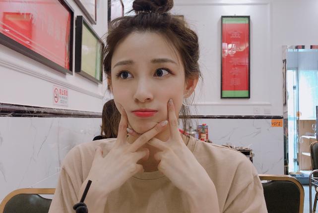 最新爆红的央视年轻女主持人,央视新晋颜值一姐