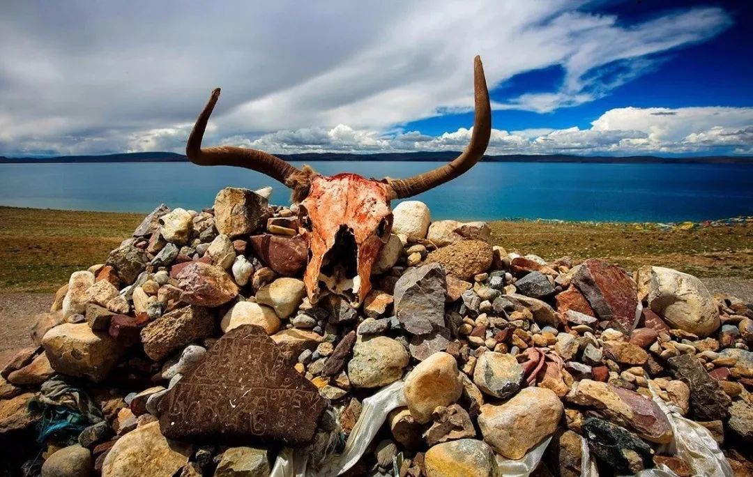 玛尼石凝固在石头上的信仰,玛尼石藏文