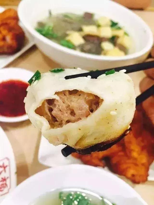 一口下去，满口留香，这便是生煎的魅力！好吃到舔屏！