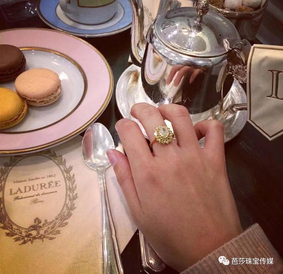 2021流行色亮丽黄太难穿?一件珠宝让你时髦一整年