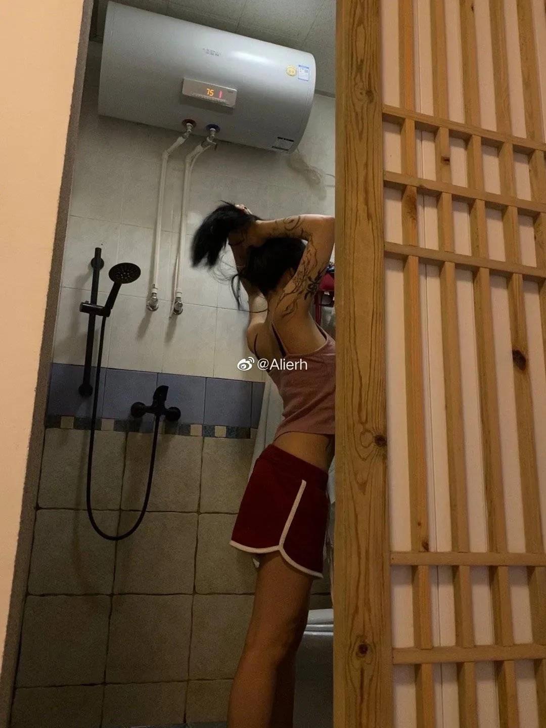 有些女生不用看脸也觉得是美女,有一种美是不用看脸的