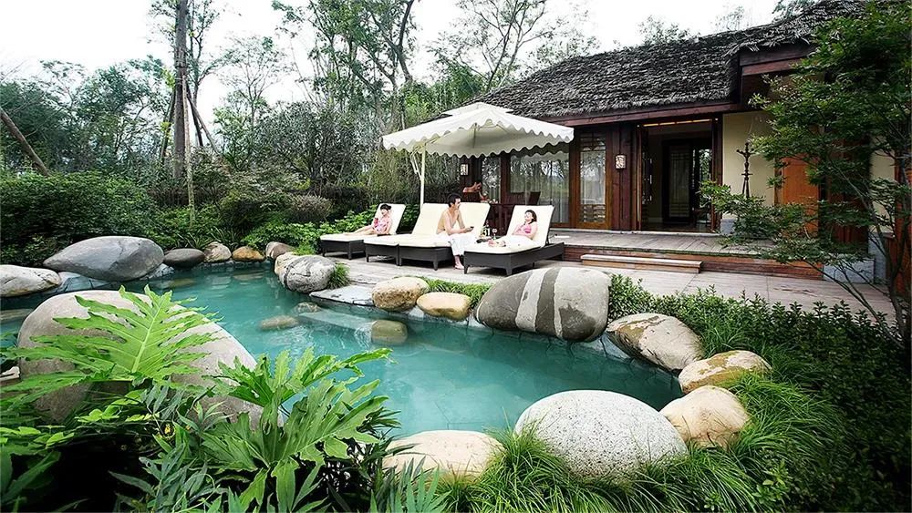 四川夏季适合泡天然温泉的地方,四川春节泡温泉推荐