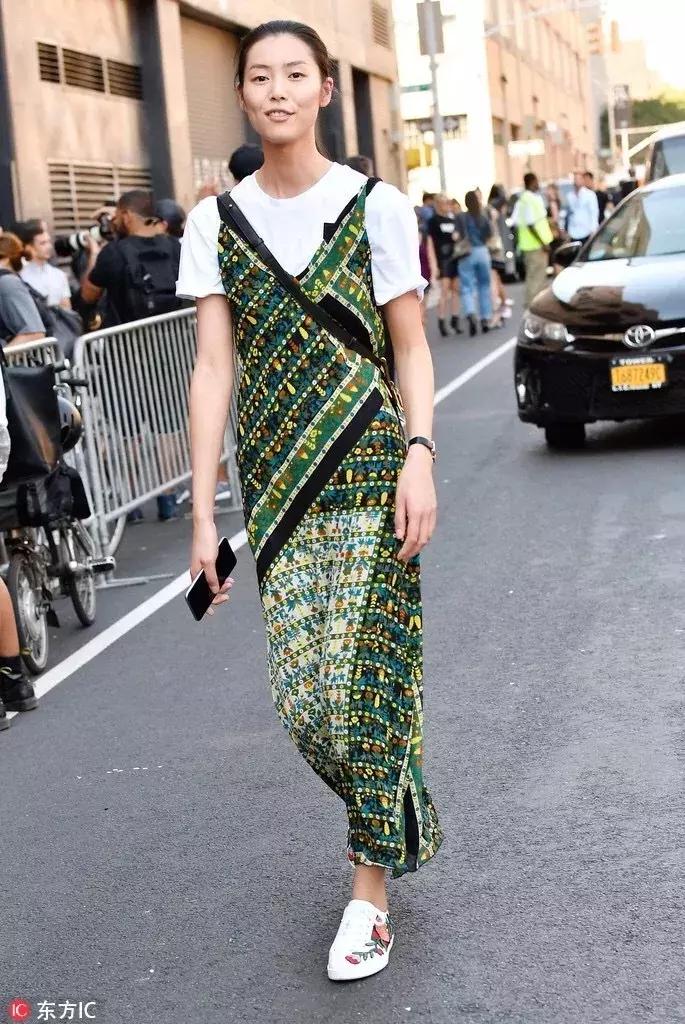 洋气上档次吊带裙秋冬内搭,今年最火的吊带裙内搭