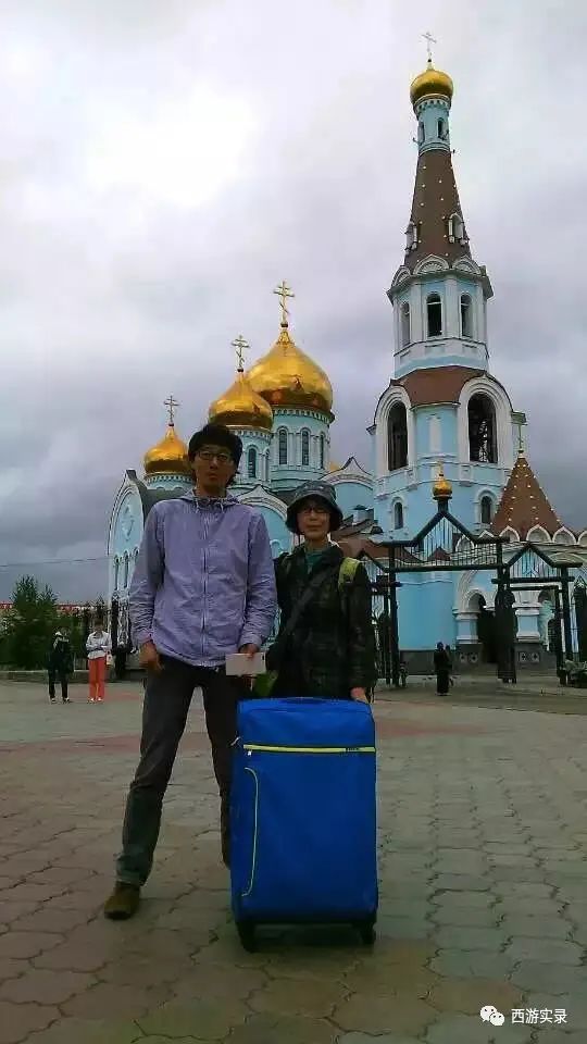 这女孩看到俄罗斯帅哥搭车，逼我停车，否则跳车