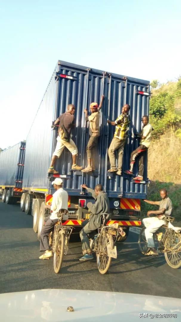 为什么在布隆迪，每辆卡车后都挂了一串自行车？