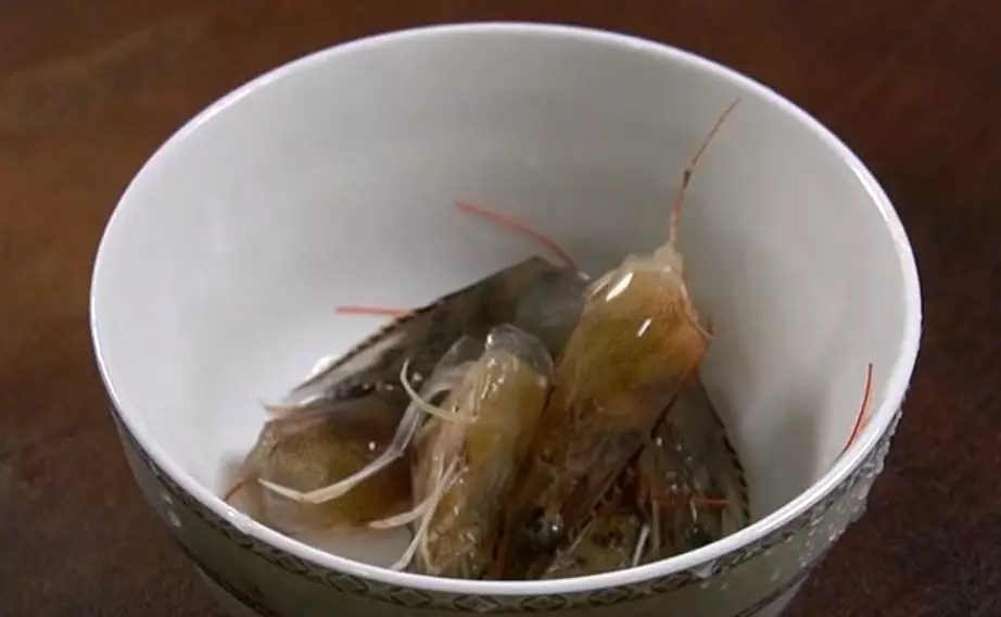 海鲜大虾小米粥正宗做法,冻大米虾粥的做法大全