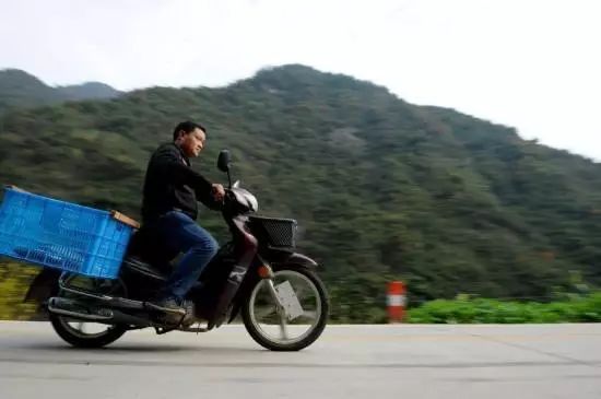 顺丰董事长王卫的管理之道,顺丰总裁王卫维护快递小哥