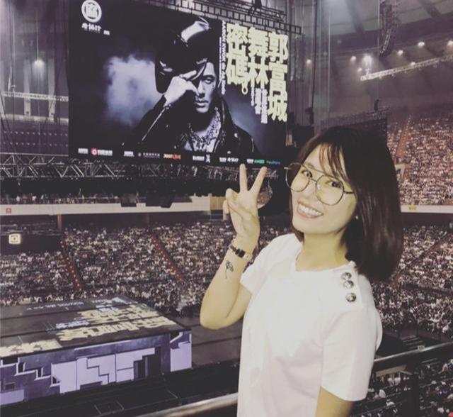 林心如出席活动一身粉红色西装,林心如一身行头多少钱