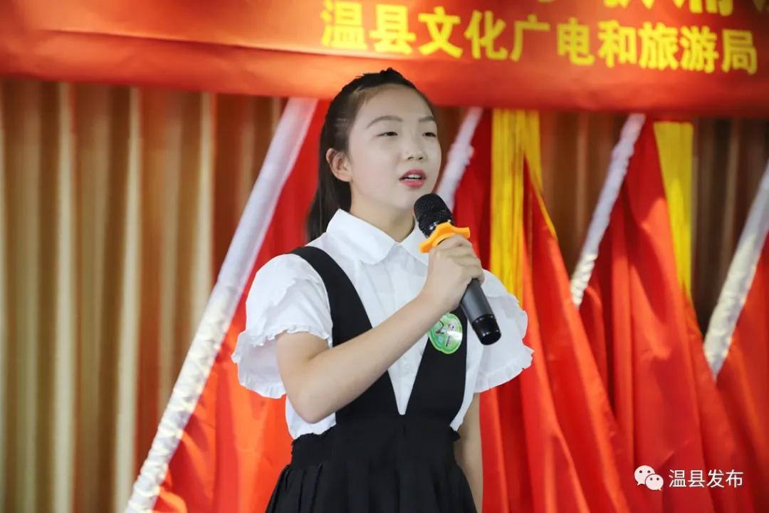 六岁孩子听感人朗诵,孩子朗读被感动