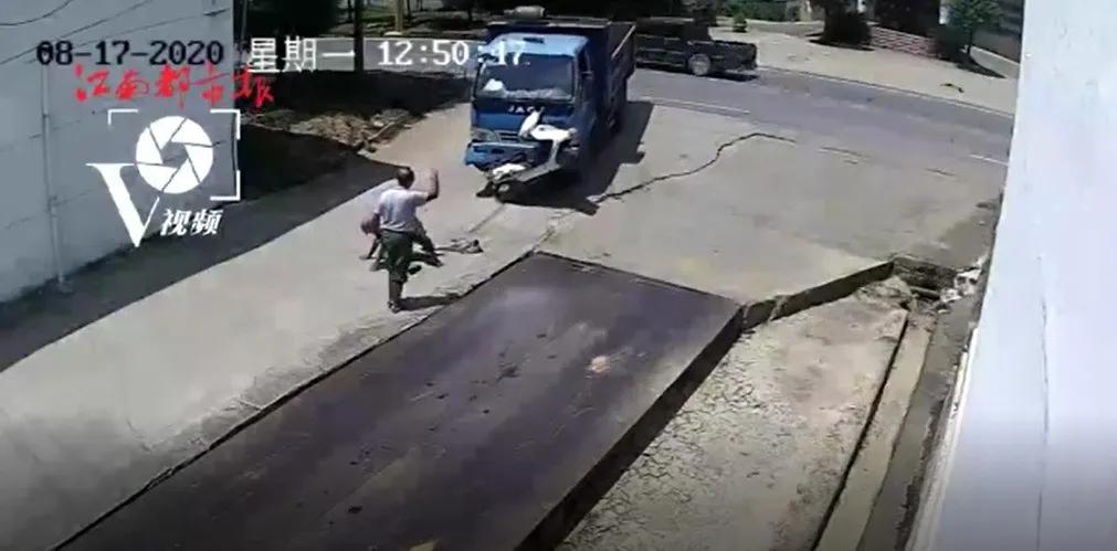 轿车撞飞电动车骑手死里逃生,货车轮胎一路狂奔撞飞电动车骑手