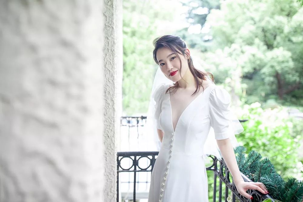 昆凌结婚穿的婚纱真的好大气,唐嫣昆凌婚纱