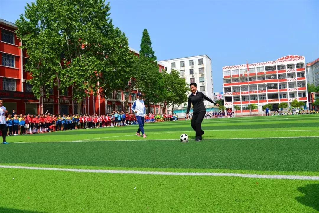 绿茵草地挥斥方遒阳光体育梦圆今朝