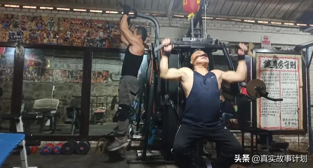 北京丰台，一群70岁的老年人在车棚里举铁