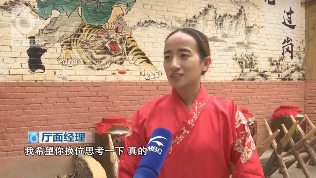 女子排队卖小吃被插队,女子餐厅买单时被插队