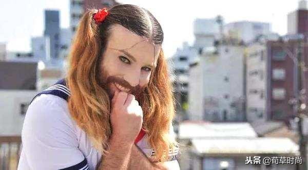 男人骚起来不管女人事！E妹踩高跟穿胸衣演绎性感，不料*袜丝**破了