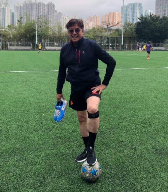 谭咏麟踢足球比赛视频,谭咏麟近期足球照片