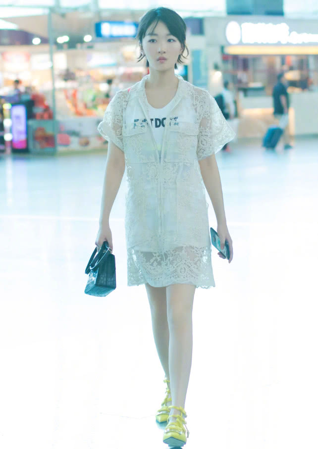 杨幂周冬雨穿衣,杨幂周冬雨时髦到起飞