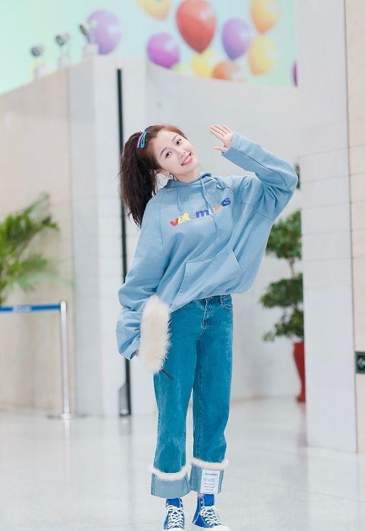 虞书欣同款粉蓝蓬蓬裙测评,虞书欣丸子头蓝色衣服