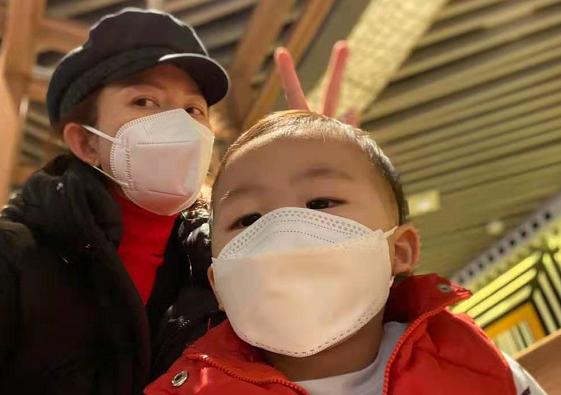 蔡少芬晒与小儿子外出照,蔡少芬带三个孩子和婆婆