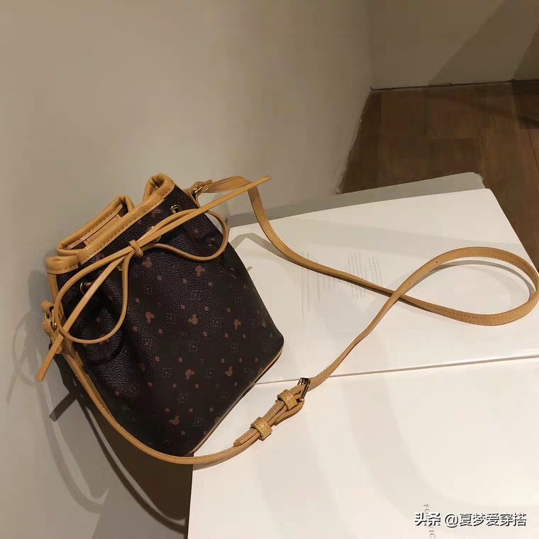 虞书欣穿lisa同款衣服,虞书欣同款包包3ce