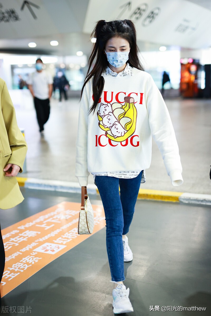 白鹿同款衣服celine,明星穿搭白鹿卫衣牛仔裤