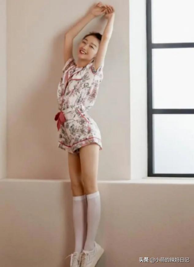 帆布鞋网红穿法,最近流行丝袜帆布鞋