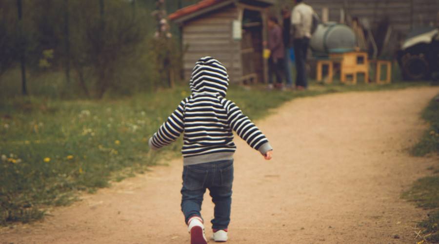 宝宝一周岁了教走路不抬脚,宝宝一岁半不会走路怎么训练