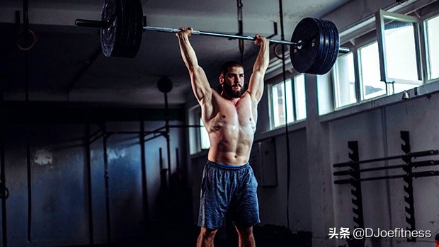 没有科技的健身达人,健美肩部肌肉