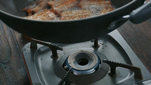 铁锅炒菜永久不粘锅小窍门,怎样开铁锅才不粘锅不生锈