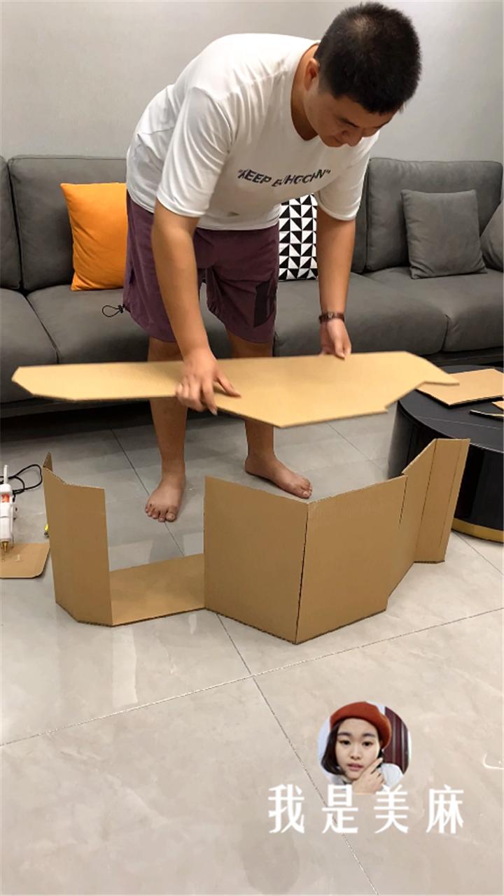 废弃的纸箱别扔能做成玩具,儿童创意废品做变形金刚