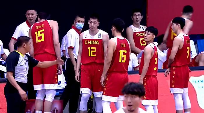 周琦失误被赵睿抢断,中国男篮杜锋付豪张镇麟周琦