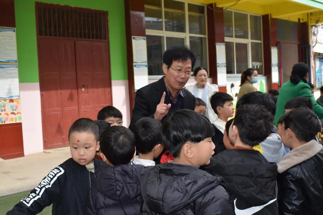 长葛体育馆学雷锋,幼儿园学习雷锋启动仪式