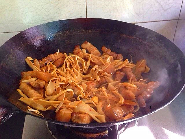 老笋烧肉的家常做法,鲜笋炒肉春日里最爱的一道菜