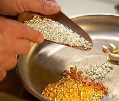 那些“回收旧手机换脸盆”的人能赚钱吗？揭秘：一吨提400克黄金