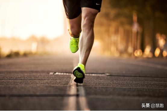 跑鞋发展至今已大大削弱脚部力量：我们能回归祖先赤脚跑的年代？