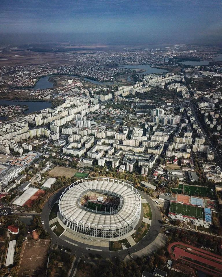 外墙足球场效果图,房顶足球场设计