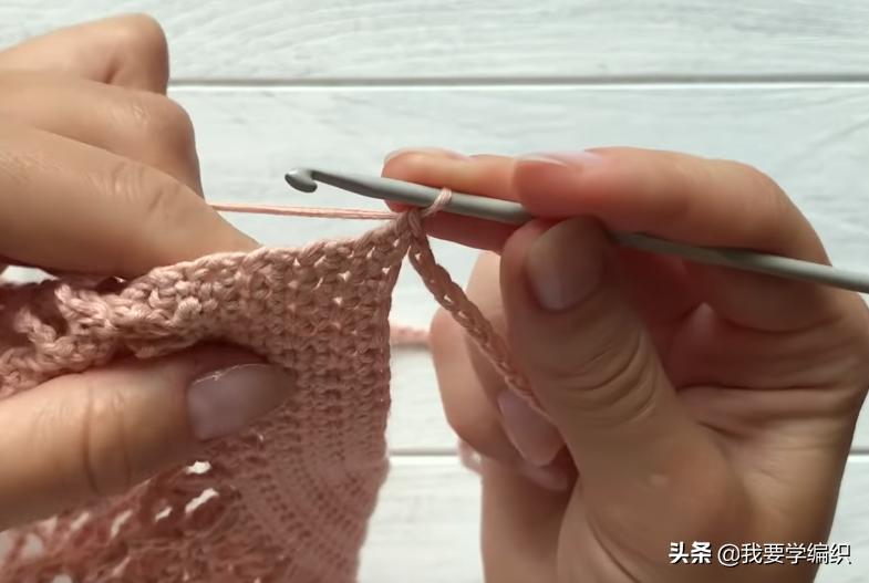 蝴蝶图案的塑料网格串珠包包教程,空心线塑料网格包包编织教程