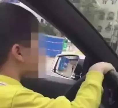 男童开轿车副驾驶坐着小女孩,男童坐副驾驶