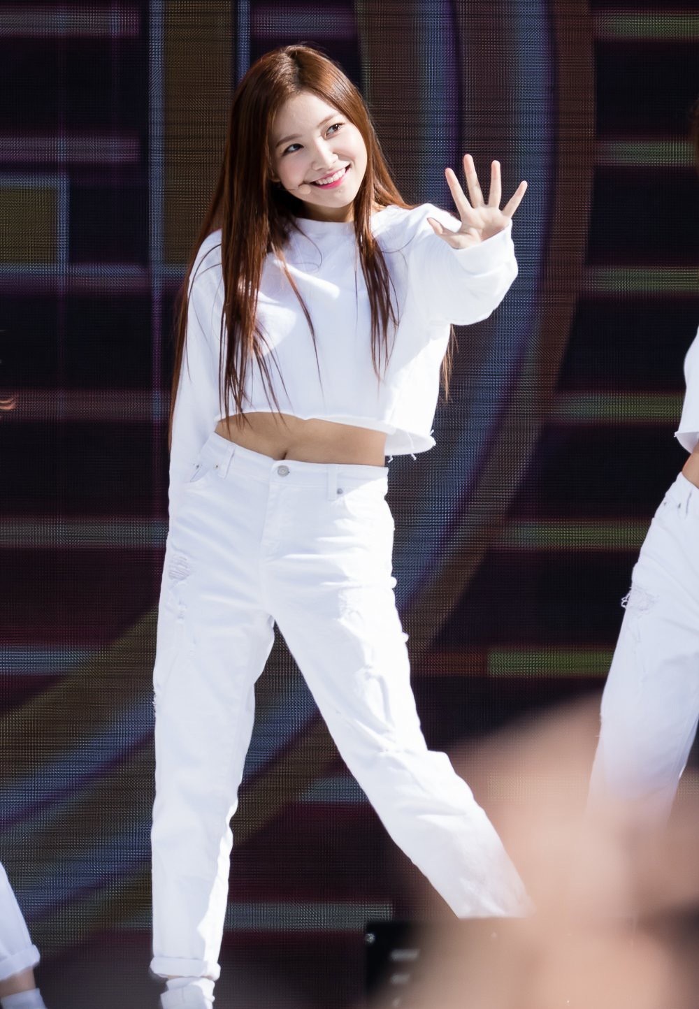 她是韩国大势女团忙内，穿宝蓝牛仔连体裤出镜，背头更显精致五官