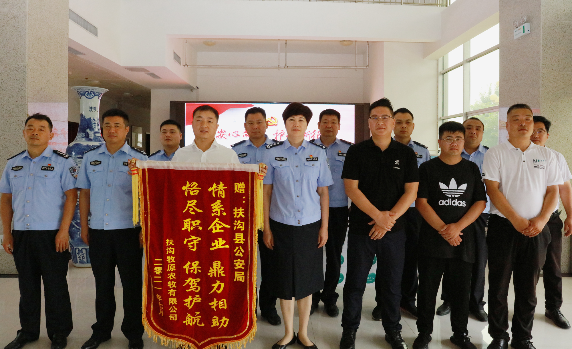 破获肇事逃逸民警获赠锦旗,警方速破盗窃案群众送锦旗致谢