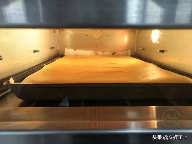 不用出门自己在家做蛋糕,不能出门就自己做了一个蛋糕