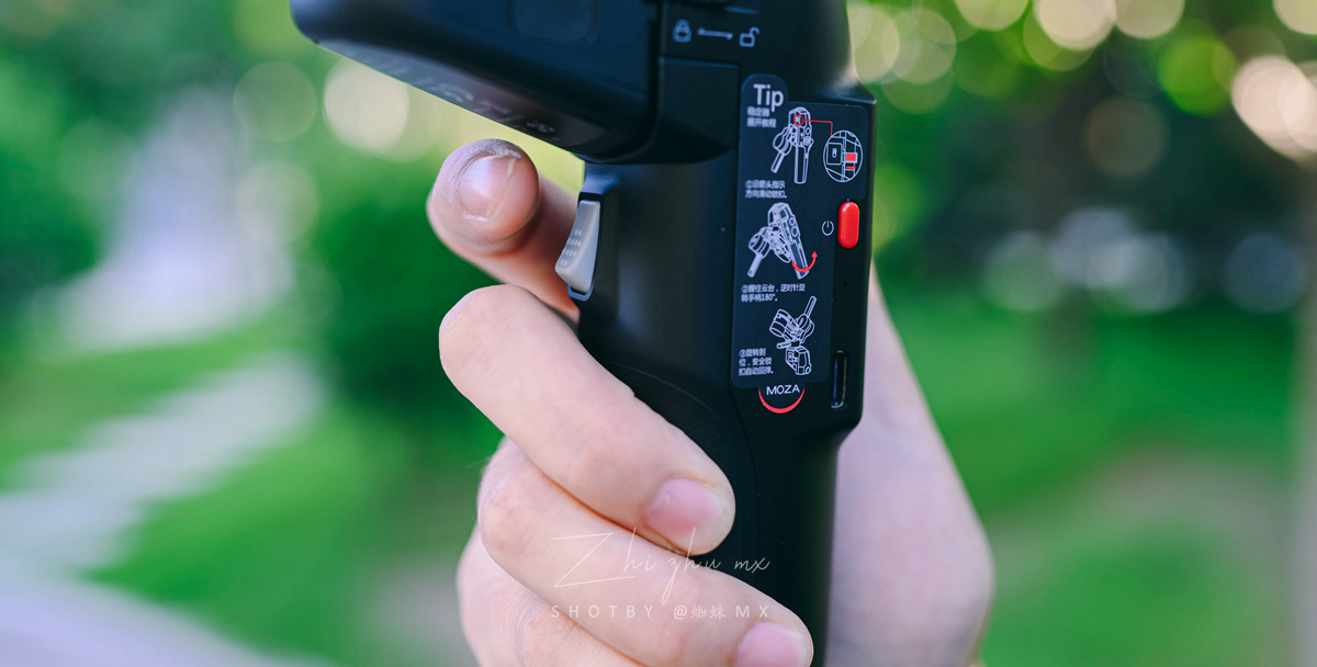 “跨界级”专业防抖,手机和微单都可用,普通人的视频“法宝”