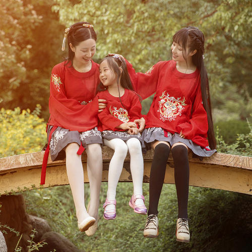 地铁上姐弟俩的坐姿惹争议,姐弟俩坐地铁的感悟