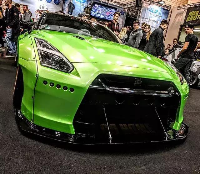 自从坐上了小姐姐的GT-R之后，天天都能体验速度与激情的快感