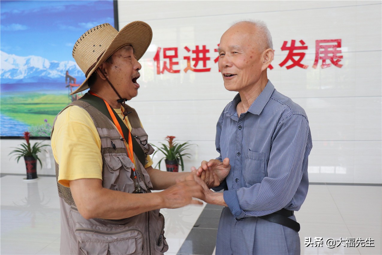 钢铁年代战友重逢,钢铁情怀