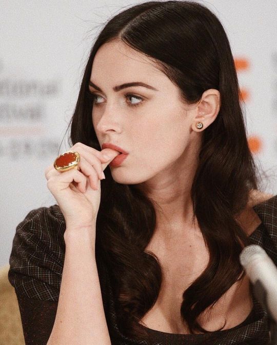 詹妮弗梅根福克斯图片,人间小腰精