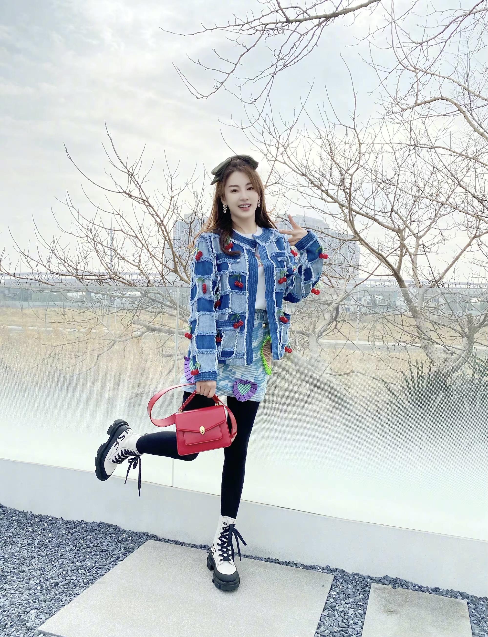 张雨绮泰国穿搭吊带小黑裙,张雨绮夏季私服穿搭