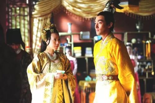 追星20年，女演员成功和偶像恋爱，为什么网友却替她不值？