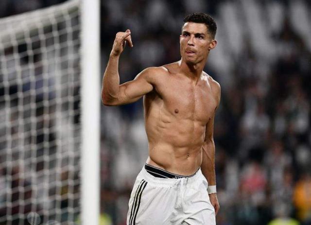 c罗18岁年轻身体与现在对比照片,c罗训练结束社媒晒照秀肌肉