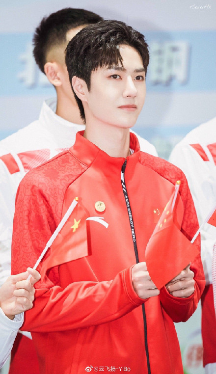 王一博安踏秋运动套装,王一博安踏运动装广告